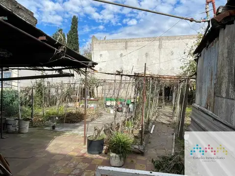 Casa 12 ambientes con 2 baños