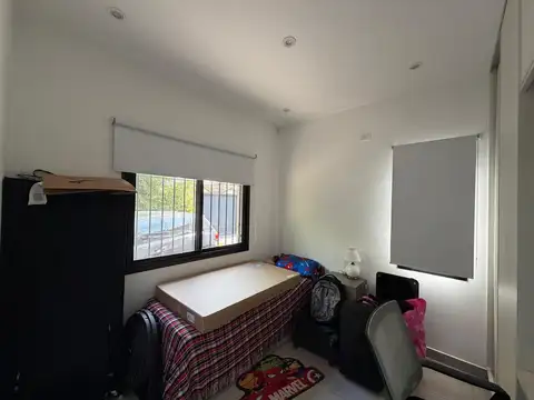 Alquiler casa en B° con porton en Bella Vista