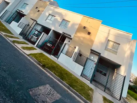 Casa Dúplex 2 dormitorios con Patio/Cochera