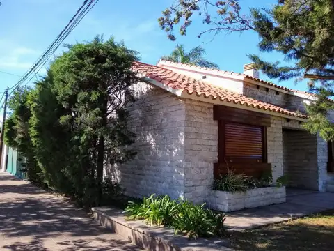 Casa 8 ambientes con 3 baños