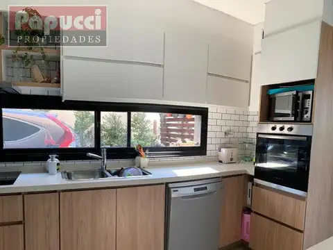 Casa en Venta con 3 cocheras