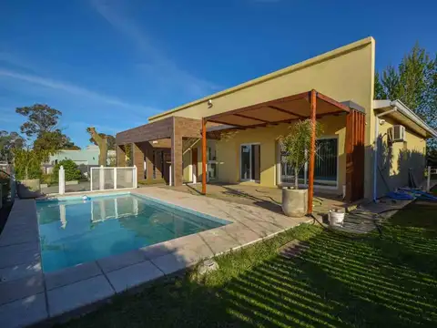 VENTA CASA 3 AMB. CON PILETA BARRIO LA AURELIA