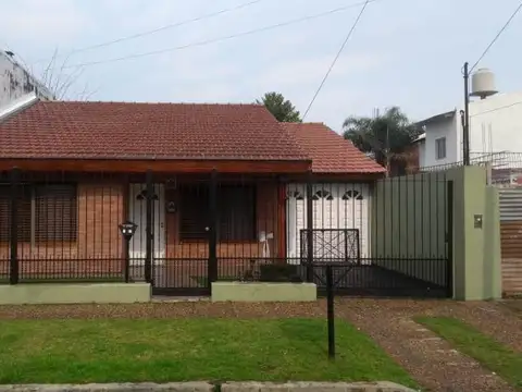 Venta de Casa de 3 ambientes con Fondo y Cochera