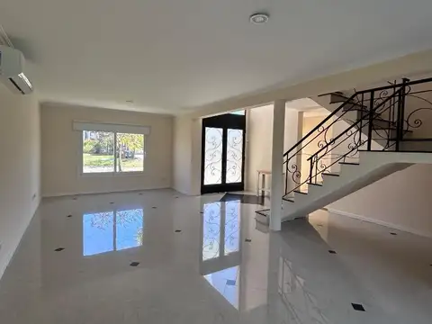 Casa en Venta con 4 cocheras