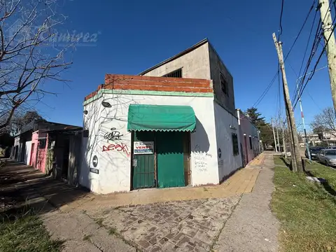 2 Casas y Local en Esquina En Venta - Moreno Centro