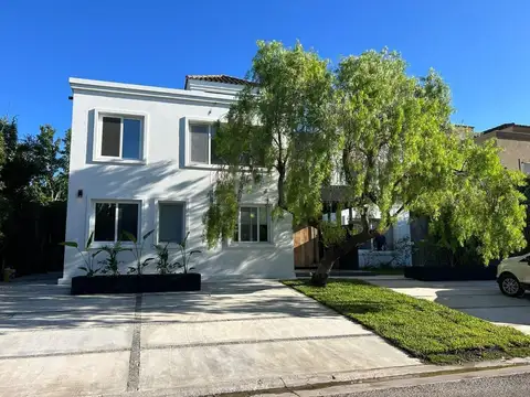 Casa en Venta con 2 cocheras
