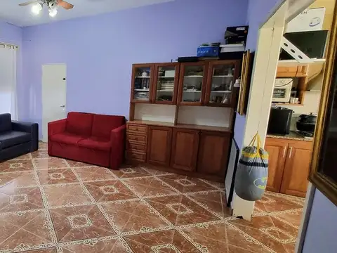 VENTA CASA CON PATIO, TERRAZA, COCHERA. F.VARELA