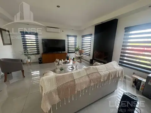 Casa en Alquiler con 2 cocheras