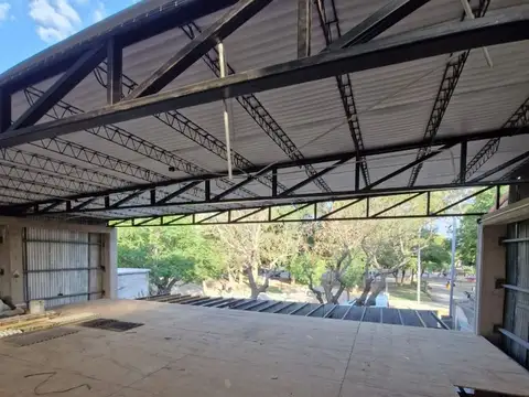 REMAX ALQUILA GALPON EN LUJAN