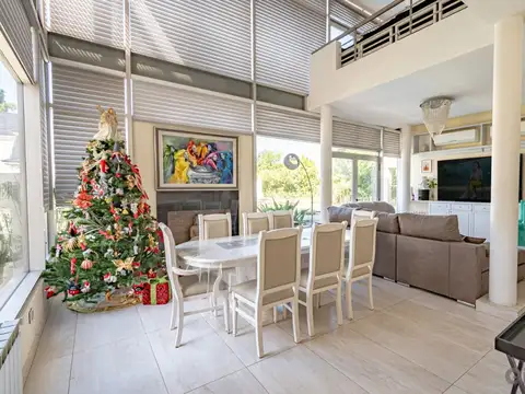 Casa en Venta con 3 cocheras