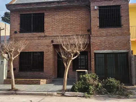EXCELENTE CASA DE 5 AMBIENTES Y COCHERA