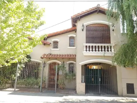 CASA EN VENTA EN HAEDO DE 4 AMBIENTES C/COCHERA PISCINA