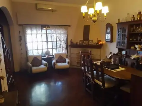 CASA EN VENTA EN HAEDO DE 4 AMBIENTES C/COCHERA PISCINA