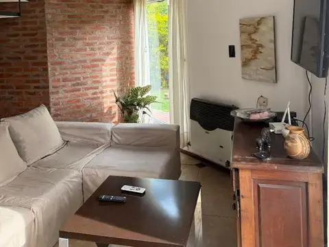 Casa en Alquiler con 2 cocheras
