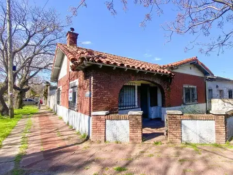 EN VENTA CHALET  A REFACCIONAR EN ADROGUE