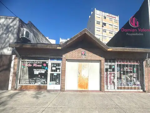 Lote propio con dos locales al frente + casa de 5 ambientes con garage, patio, terraza y parrilla