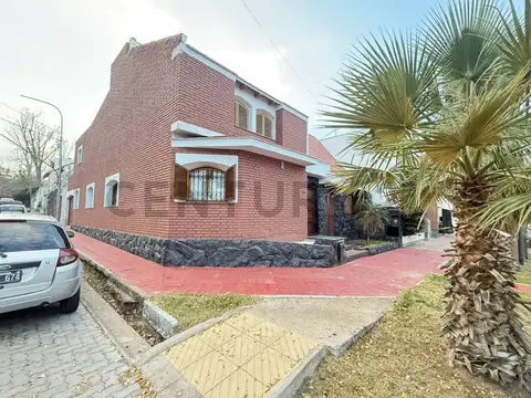 Casa 5 ambientes con 3 baños