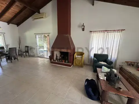 Casa 4 ambientes con 2 baños