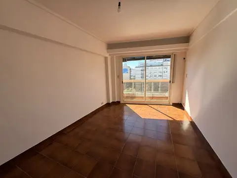 DEPARTAMENTO 3 AMBIENTES AL FRENTE CON BALCÓN CORRIDO – TODO LUZ Y SOL