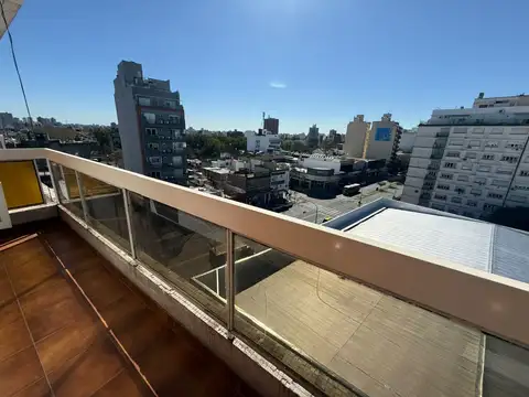DEPARTAMENTO 3 AMBIENTES AL FRENTE CON BALCÓN CORRIDO – TODO LUZ Y SOL