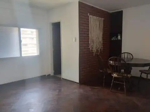 AMPLIO DEPARTAMENTO FRENTE A PLAZA LOPEZ