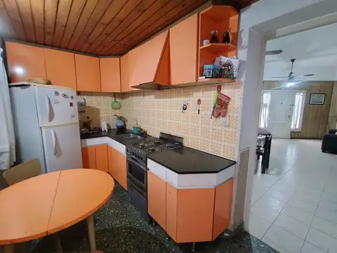 VENTA CASA 4 AMB/  BANFIELD COCHERA/PATIO/TERRAZA  