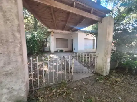 Casa en venta a refaccionar , frente a club de estudiantes