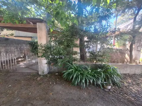 Casa en venta a refaccionar , frente a club de estudiantes