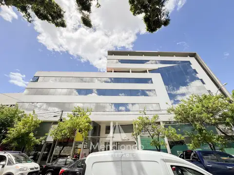 Alquiler oficina 100m2 amoblada   cochera - san luis y juan b. justo (panorama bay)