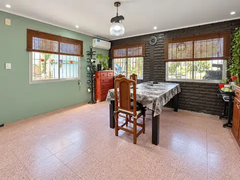 Casa de 3 dormitorios en venta en Los Hornos, LP.
