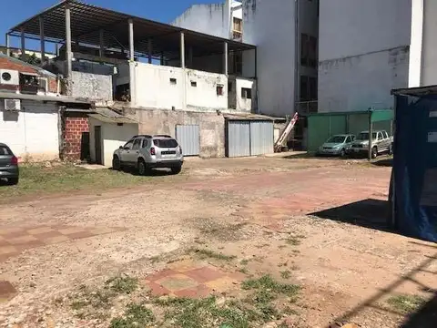 VENDO MUY AMPLIO TERRENO CENTRICO .