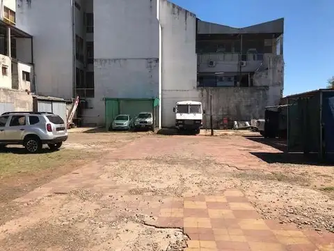 VENDO MUY AMPLIO TERRENO CENTRICO .