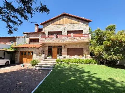 Casa 6 ambientes a la venta en Castelar