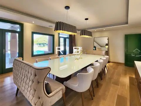 Casa en Venta con 4 cocheras