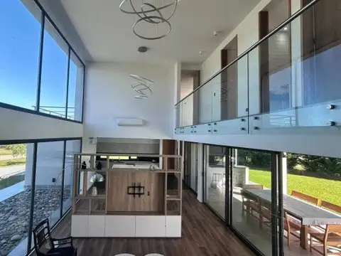 Casa en Venta con 4 cocheras