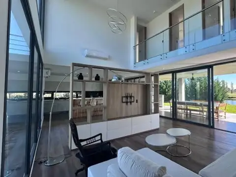 Casa 6 ambientes con 4 baños
