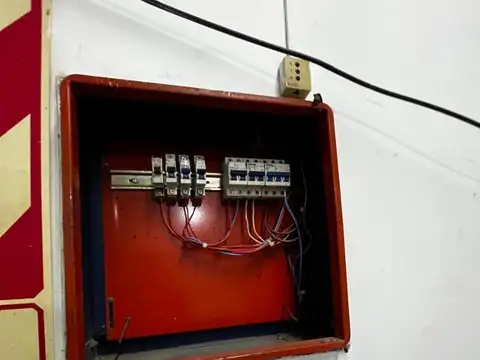 Local comercial con depósitos