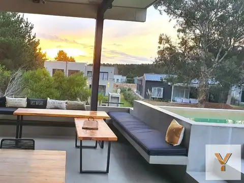 Casa 8 ambientes con 5 baños