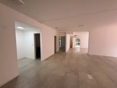 Oficina 6 ambientes con 2 baños