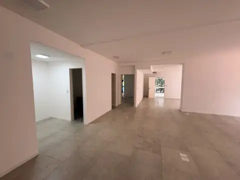 Oficina 6 ambientes con 2 baños