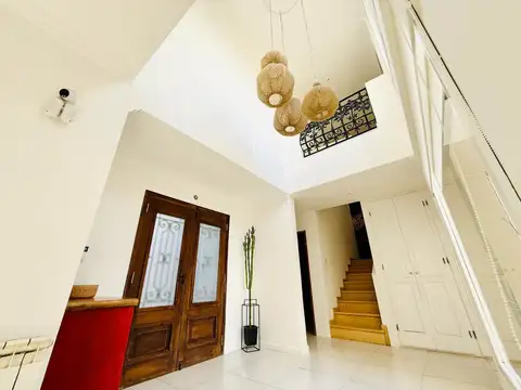 Casa 5 ambientes con 3 baños