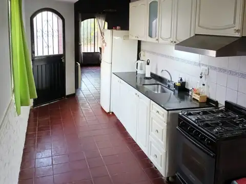 CASA EN VENTA EL CHALLAO  2 DORM, PATIO Y COCHERA