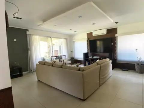 Casa en Venta con 5 cocheras