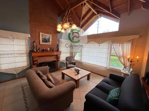 Casa en Alquiler con 2 cocheras