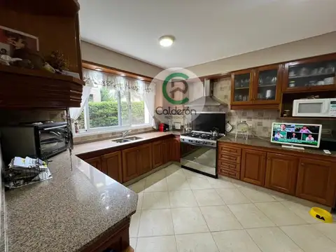 Casa 6 ambientes con 4 baños