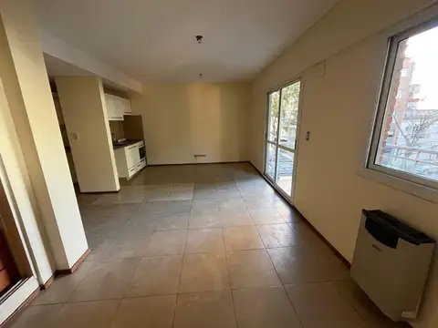 Departamento EN ALQUILER, monoambiente divisible, CON BALCON AL FRENTE.