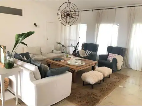 Casa 6 ambientes con 5 baños