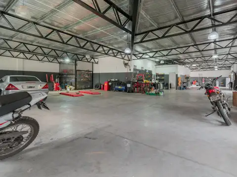 Deposito comercial  con 2 oficinas y 2 baños