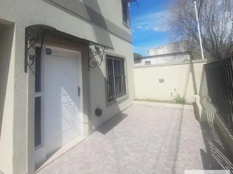 Casa en venta - 2 Dormitorios 2 Baños - 85Mts2 - Lobos