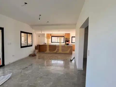 Casa en Venta con 4 cocheras